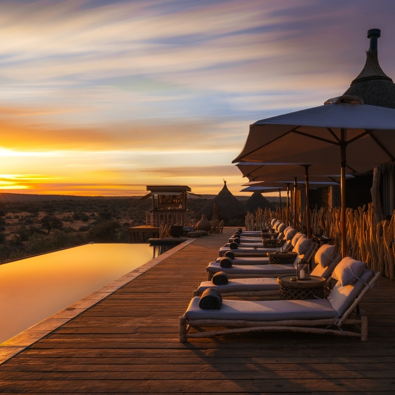 Terrasse panoramique du Zannier Hotels Sonop en Namibie, adresse d’exception mêlant luxe discret, désert préservé et couchers de soleil spectaculaires sur les grands espaces namibiens.