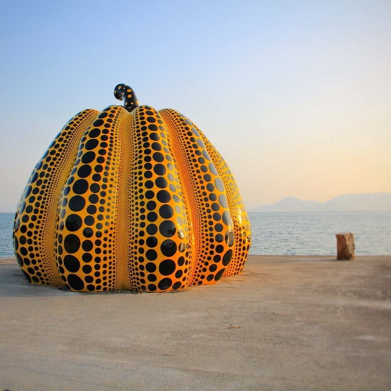 Citrouille monumentale de Yayoi Kusama sur l’île de Naoshima, symbole de l’art contemporain japonais et de la rencontre unique entre création artistique, paysages maritimes et architecture – Horizons Nouveaux