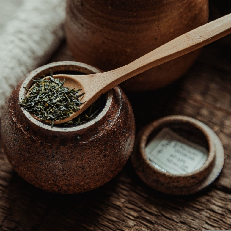 Gestes précis, silence respectueux et traditions transmises depuis des siècles – un voyage sur mesure au Japon à la découverte d’un art de vivre où chaque détail porte un sens, entre cérémonies du thé, jardins raffinés et rencontres authentiques – Horizons Nouveaux.