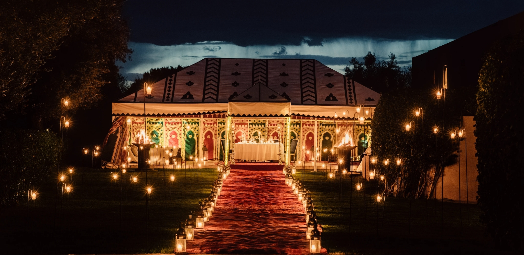 Dîner privé sous une tente caïdale au cœur du jardin de l'hôtel Amanjena près de Marrakech.