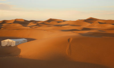 Campement de luxe installé au cœur des dunes de l'erg Chegaga dans le désert marocain. Expérience à découvrir lors d'un voyage sur mesure au Maroc avec Horizons Nouveaux