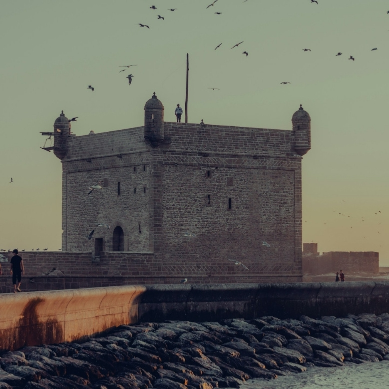 Tour fortifiée du port historique d'Essaouira face à l'océan Atlantique.