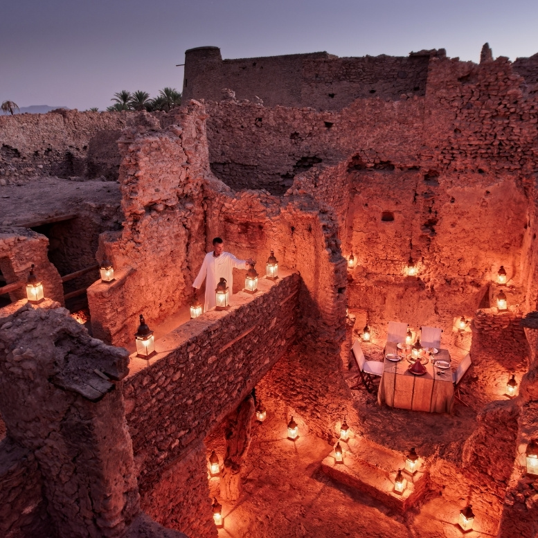 Dîner aux chandelles organisé au cœur des ruines d'un ancien ksar dans le sud du Maroc. Expérience à découvrir lors d'un voyage sur mesure au Maroc avec Horizons Nouveaux