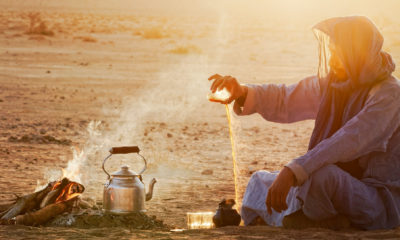 Préparation du thé à la menthe au coucher du soleil dans le désert marocain. Expérience à découvrir lors d'un voyage sur mesure au Maroc avec Horizons Nouveaux
