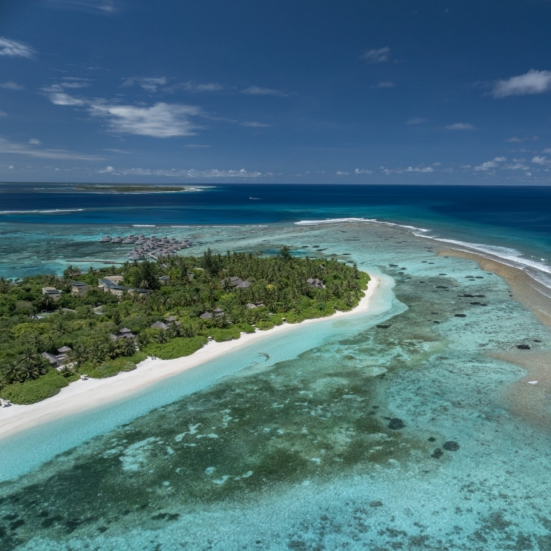 Paysage des Maldives, entre lumière, sable et eau cristalline – Horizons Nouveaux