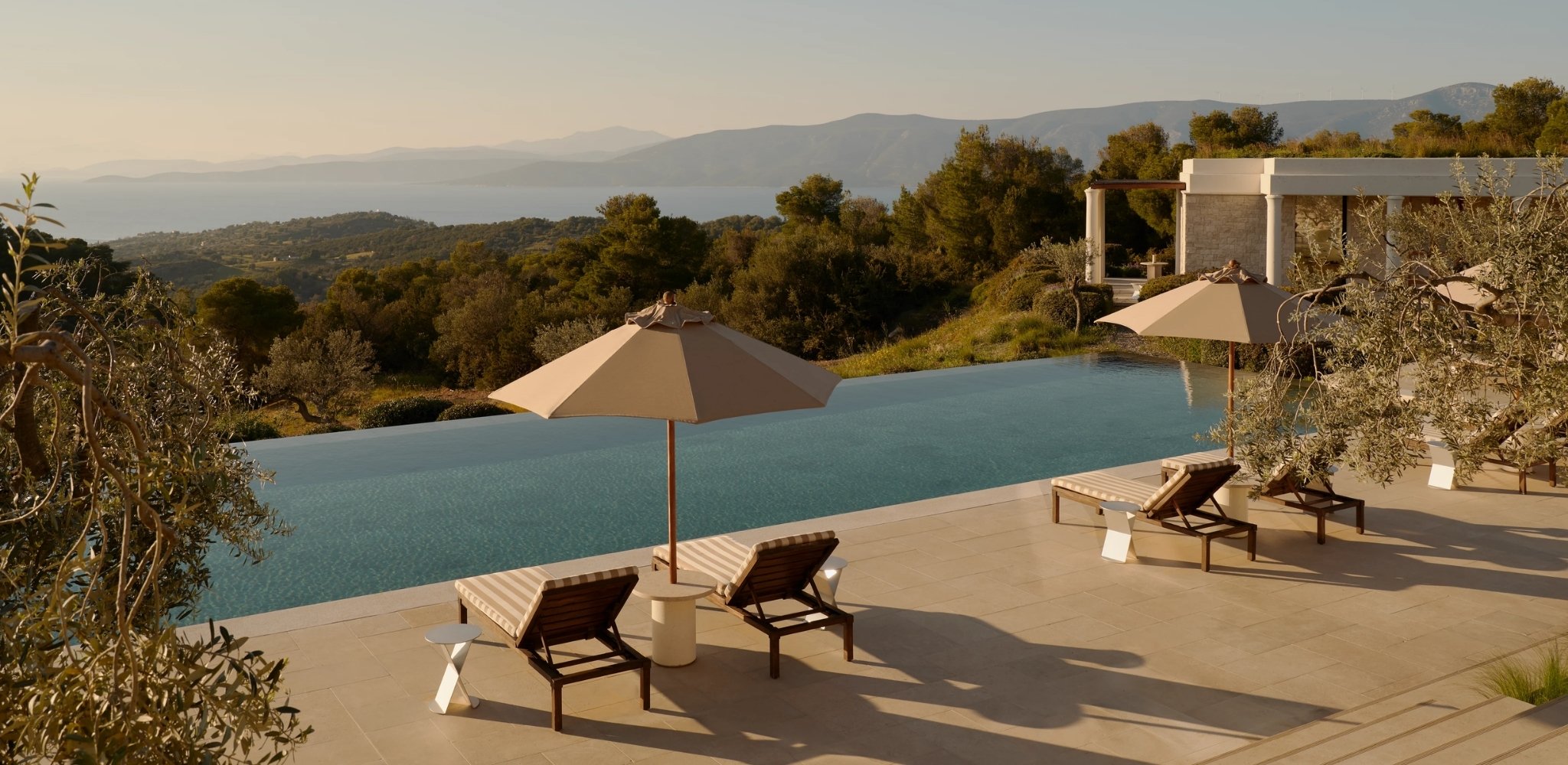 Piscine à débordement tournée vers la mer Égée, oliviers centenaires et lumière dorée du Péloponnèse – un voyage sur mesure en Grèce où l’art de vivre méditerranéen atteint son expression la plus raffinée, entre adresses d’exception, nature préservée et sérénité absolue – Horizons Nouveaux.