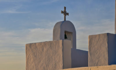Chapelle blanche avec cloche à Antiparos dans les Cyclades – architecture grecque traditionnelle
