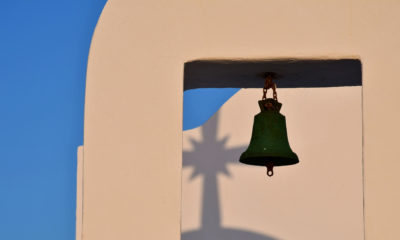 Cloche d’une chapelle blanche à Antiparos dans les Cyclades avec jeu d’ombre au coucher du soleil