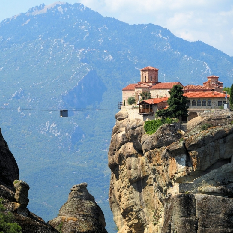 Monastère suspendu au sommet des Météores, entre ciel et pierre, dans l’un des paysages les plus spectaculaires de Grèce – un voyage sur mesure mêlant spiritualité, nature grandiose et découverte d’un patrimoine unique au monde – Horizons Nouveaux