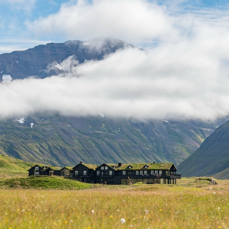 Au nord de l’Islande, certaines adresses semblent avoir été posées là où la nature décide encore de tout. Entouré de montagnes, de vallées sauvages et d’horizons sans fin, Deplar Farm offre une autre manière de découvrir l’île : plus intime, plus exclusive, plus immersive – un voyage sur mesure où l’aventure en pleine nature se conjugue avec un niveau de confort exceptionnel – Horizons Nouveaux.
