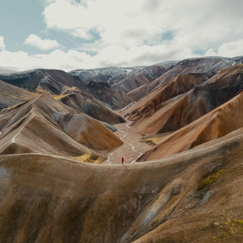 L’Islande se découvre autant en marchant qu’en regardant. Face aux reliefs colorés de Landmannalaugar, façonnés par les volcans, les distances prennent une autre dimension et l’on retrouve le sentiment rare d’être seul au monde – un voyage sur mesure au cœur de paysages bruts, où chaque randonnée révèle une nature spectaculaire et profondément intacte – Horizons Nouveaux.