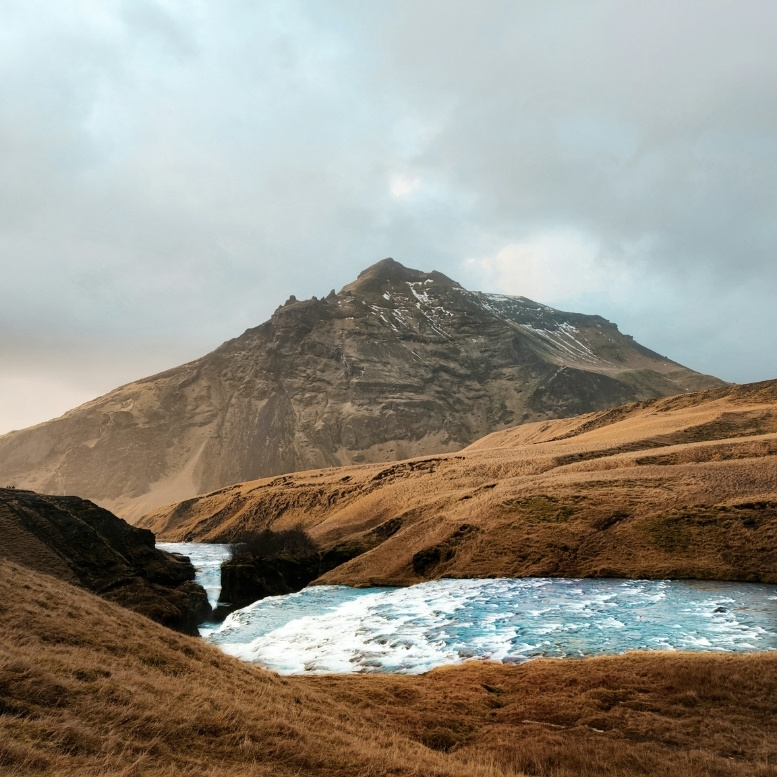 En Islande, l’eau et la roche dialoguent en permanence. Rivières glaciaires, vallées façonnées par les volcans et sommets battus par les éléments composent des paysages d’une puissance saisissante – un voyage sur mesure où chaque détour révèle une nature brute, spectaculaire et profondément vivante – Horizons Nouveaux.