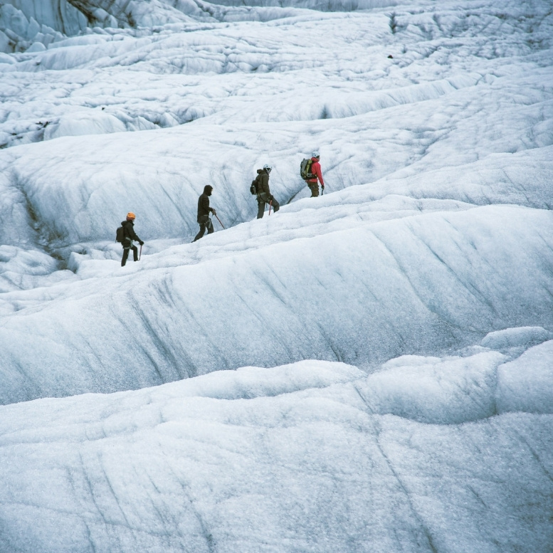 Marcher sur un glacier islandais permet de prendre la mesure des forces qui façonnent l’île depuis des millénaires. Sous les crampons, la glace semble infinie ; autour, seuls le silence et l’immensité subsistent – une expérience rare qui révèle une autre facette de l’Islande, entre aventure, exploration et nature à l’état brut – Horizons Nouveaux.