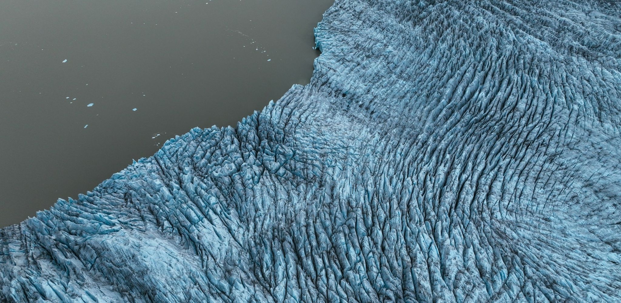 Explorer le Vatnajökull, c’est pénétrer dans l’un des plus grands univers glaciaires d’Europe. Depuis les airs ou au cœur de ses crevasses, la glace révèle des formes sculptées par des millénaires de mouvement, dessinant un paysage presque abstrait. Une expérience saisissante qui rappelle que l’Islande est une terre en perpétuelle transformation, où les forces de la nature s’expriment à une échelle spectaculaire – Horizons Nouveaux.