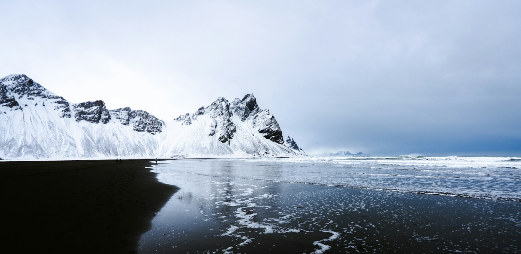 L’Islande est une terre de contrastes absolus. Entre plages de sable noir, montagnes sculptées par les glaciers et lumières changeantes venues du Grand Nord, chaque paysage semble appartenir à un autre monde – un voyage sur mesure au rythme des éléments, où la nature règne en maître et transforme chaque étape en expérience inoubliable – Horizons Nouveaux.
