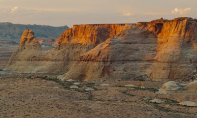 Sculptées par des millions d’années d’érosion, les falaises et canyons qui entourent Amangiri comptent parmi les paysages les plus spectaculaires de l’Ouest américain. Un décor minéral où l’échelle semble différente de partout ailleurs.