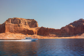 Au cœur du désert, l’eau semble presque irréelle. Entre les canyons rougeoyants et les falaises sculptées par le temps, chaque virage ouvre sur un décor que l’on croirait réservé aux explorateurs.