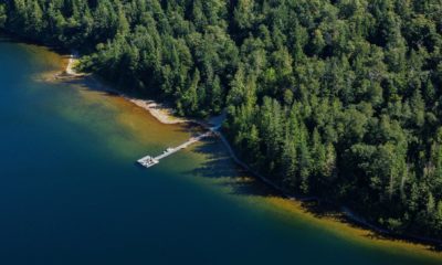Au cœur des forêts sauvages de l’Ontario, Fawn Bluff offre un accès privilégié à une nature préservée. Ici, les journées s’écoulent entre navigation, baignade, randonnée et moments de calme face à l’immensité du lac.