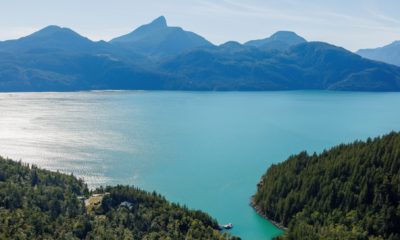 Entre montagnes, forêts et eaux turquoise, Fawn Bluff dévoile un Canada sauvage et préservé. Un territoire immense où chaque journée invite à explorer, naviguer ou simplement contempler la nature environnante.