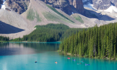 Le lac Moraine compte parmi les paysages les plus emblématiques des Rocheuses canadiennes. Ses eaux turquoise, entourées de sommets et de forêts de conifères, offrent un décor spectaculaire pour la randonnée, le canoë ou simplement la contemplation.