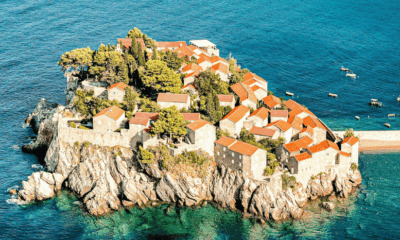 Sveti Stefan : Ancien village fortifié aux toits de tuiles rouges, posé sur un îlot rocheux de la côte adriatique.