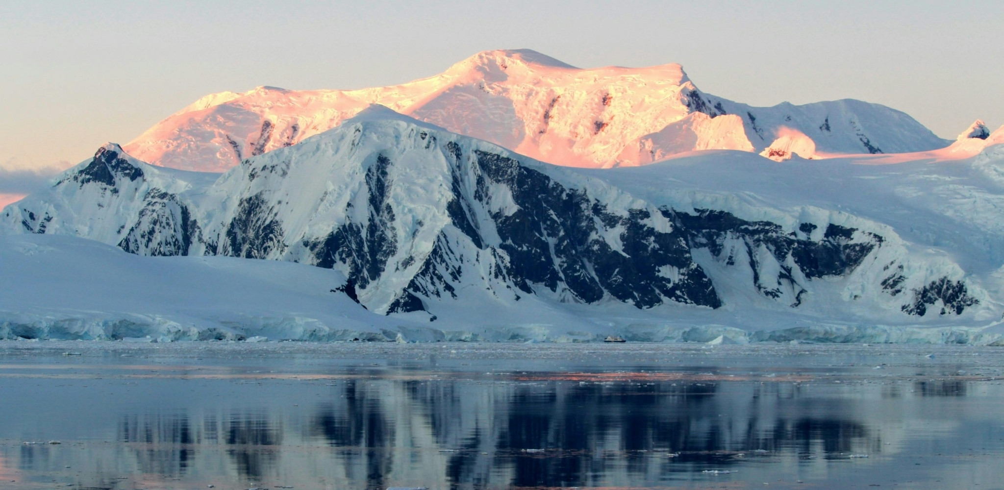 Montagnes enneigées, glaciers majestueux et eaux parfaitement calmes composent les paysages spectaculaires de la péninsule Antarctique, l’une des dernières grandes terres sauvages de la planète.