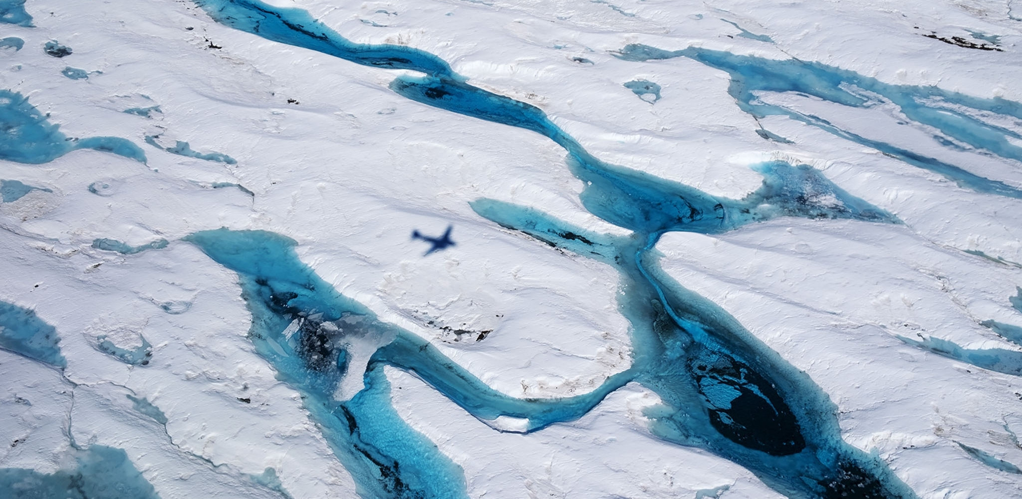 Depuis le ciel, l’Antarctique dévoile une œuvre éphémère façonnée par la glace et l’océan, où le silence semble s’étendre à l’infini.