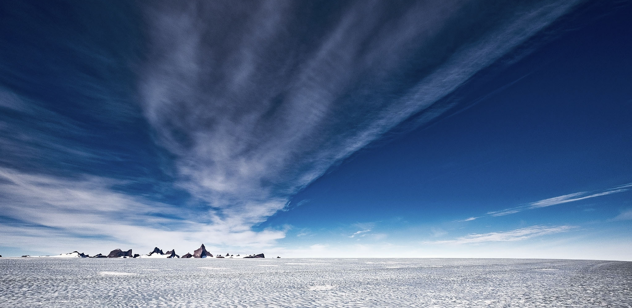 L’Antarctique offre certains des paysages les plus épurés de la planète, où la glace, le ciel et l’horizon semblent se fondre dans une même immensité.
