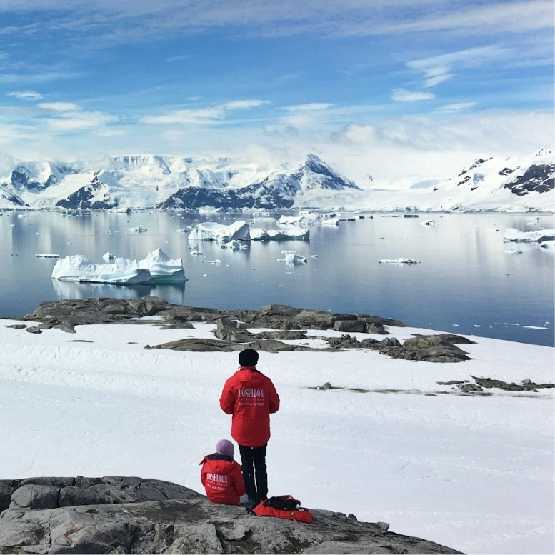 Débarquer sur les rivages de l’Antarctique permet d’approcher au plus près l’immensité du continent blanc, entre glaciers, icebergs et paysages parmi les plus préservés de la planète.