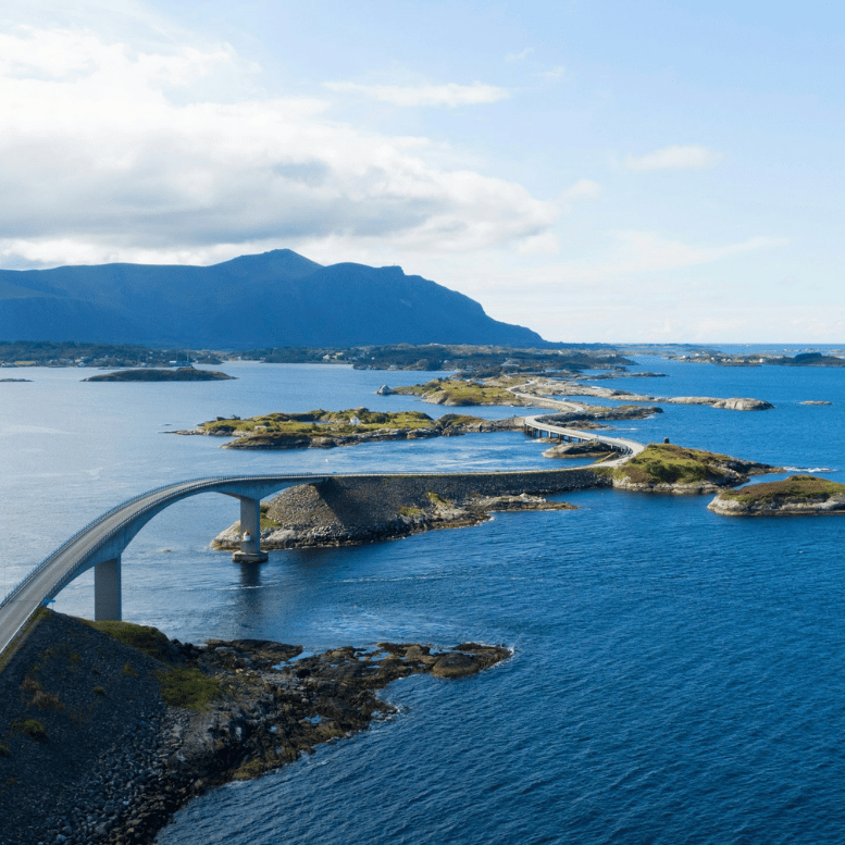 Route de l’Atlantique en Norvège, avec ses ponts sinueux reliant de petites îles rocheuses au milieu de l’océan.