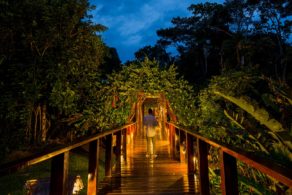 Passerelle d'accès à la Posada Amazonas Lodge, de Rainforest Expeditions, en Amazonie péruvienne, vue de nuit