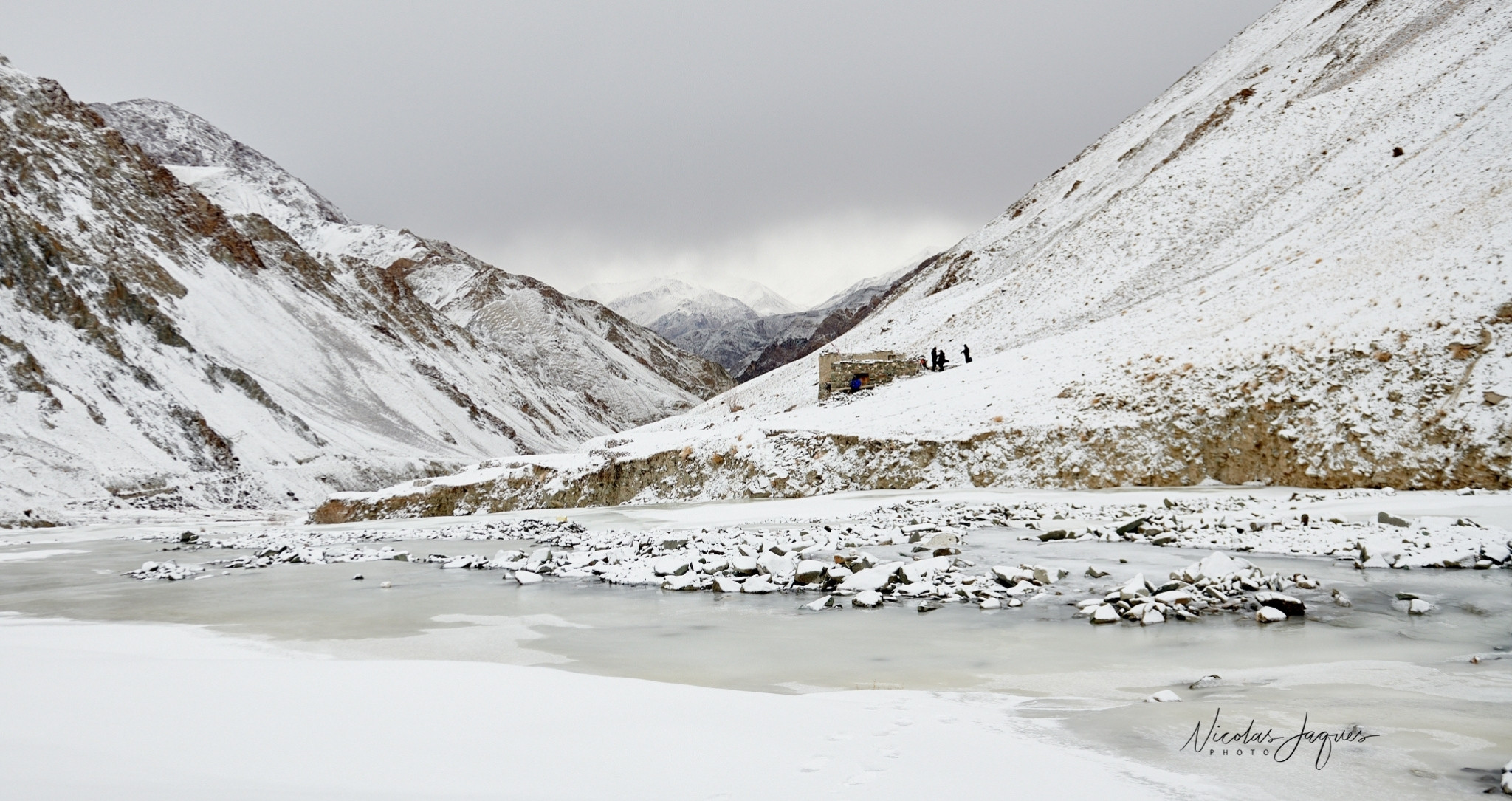 Paysages hivernaux du Ladakh avec rivière gelée au cœur de l’Himalaya – voyage sur mesure Horizons Nouveaux