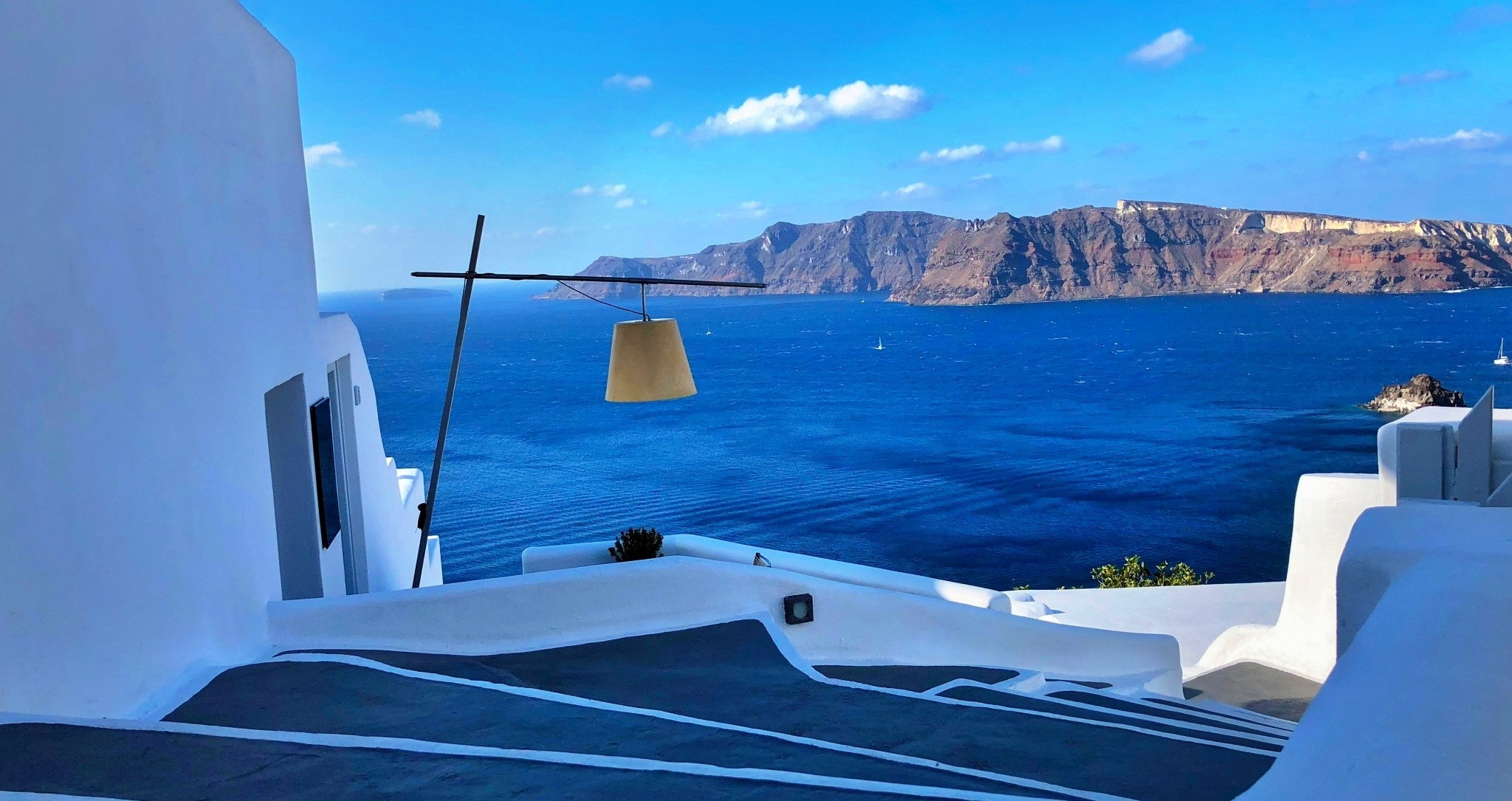 Vue sur la caldeira de Santorin depuis un village blanc des Cyclades – voyage sur mesure Horizons Nouveaux