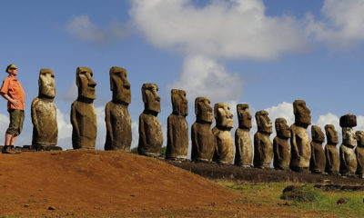 Nicolas, membre de l’équipe Horizons Nouveaux, face aux statues Moai sur l’île de Pâques