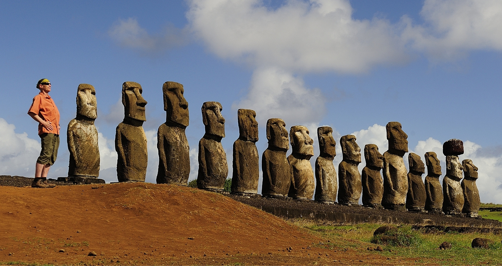 Nicolas, membre de l’équipe Horizons Nouveaux, face aux statues Moai sur l’île de Pâques