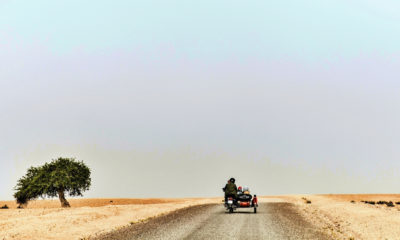 Traversée en moto au cœur d’un désert infini – voyage sur mesure Horizons Nouveaux