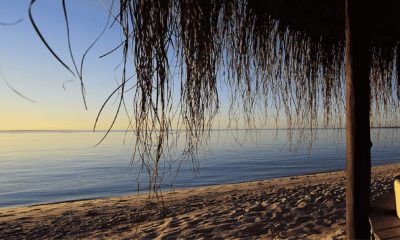 Côte du Mozambique, plage de sable et océan apaisé à la tombée du jour – Horizons Nouveaux