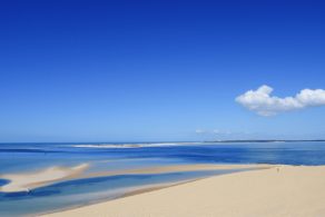 Lagune sauvage au Mozambique, nuances de bleu et solitude absolue – Horizons Nouveaux