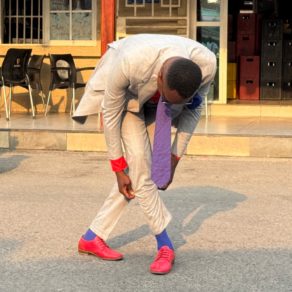 Un Sapeur fait son show dans la rue à Brazzaville au Congo