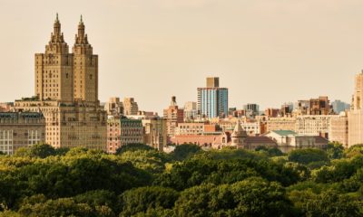 Vue extérieure d'Aman New York, adresse ultra-exclusive située sur la Cinquième Avenue, où le patrimoine architectural new-yorkais rencontre l'univers raffiné et intimiste de la collection Aman.