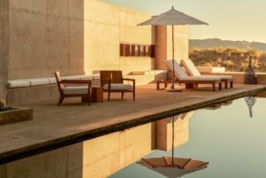 Architecture minimaliste d'Amangiri Lodge, intégrée aux reliefs ocre du désert américain et offrant un accès privilégié aux merveilles naturelles de l'Utah et de l'Arizona.
