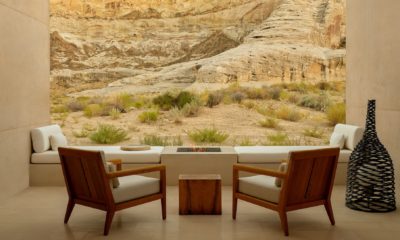 Architecture minimaliste d'Amangiri Lodge, intégrée aux reliefs ocre du désert américain et offrant un accès privilégié aux merveilles naturelles de l'Utah et de l'Arizona.