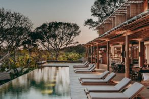 Situé face à l’océan Atlantique sur la côte sauvage du Brésil, le Barracuda Hotel & Villas combine design contemporain, atmosphère décontractée et immersion dans la nature de la péninsule de Maraú.