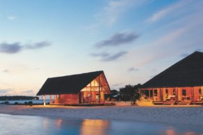 Hôtel COMO Cocoa Island aux Maldives, villas sur pilotis au-dessus d’un lagon turquoise, séjour de luxe entre plages de sable blanc et océan Indien.