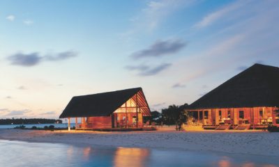 Hôtel COMO Cocoa Island aux Maldives, villas sur pilotis au-dessus d’un lagon turquoise, séjour de luxe entre plages de sable blanc et océan Indien.