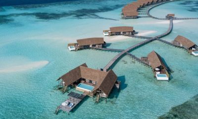Vue aérienne du COMO Cocoa Island, île privée des Maldives entourée d’eaux cristallines, destination exclusive pour voyage haut de gamme.