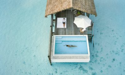 Vue aérienne du COMO Cocoa Island, île privée des Maldives entourée d’eaux cristallines, destination exclusive pour voyage haut de gamme.