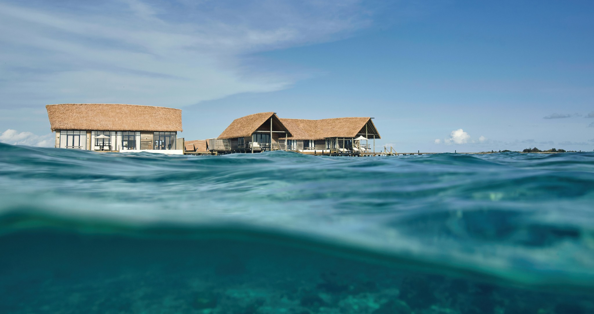 Villa sur pilotis du COMO Cocoa Island, hébergement de luxe avec accès direct au lagon, expérience unique au cœur des Maldives.
