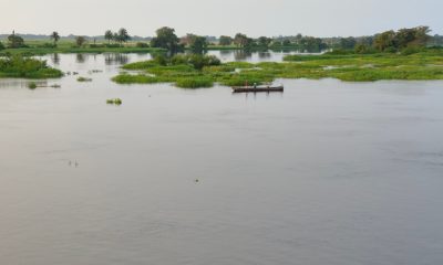 Des pêcheurs sur une pirogue sur les bords du majestueux Fleuve Congo.