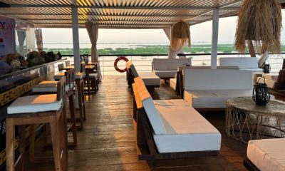 La terrasse d'observation et bar du navire Princesse Ngalessa lors d'une croisière des Expéditions Ducret sur le Fleuve Congo.